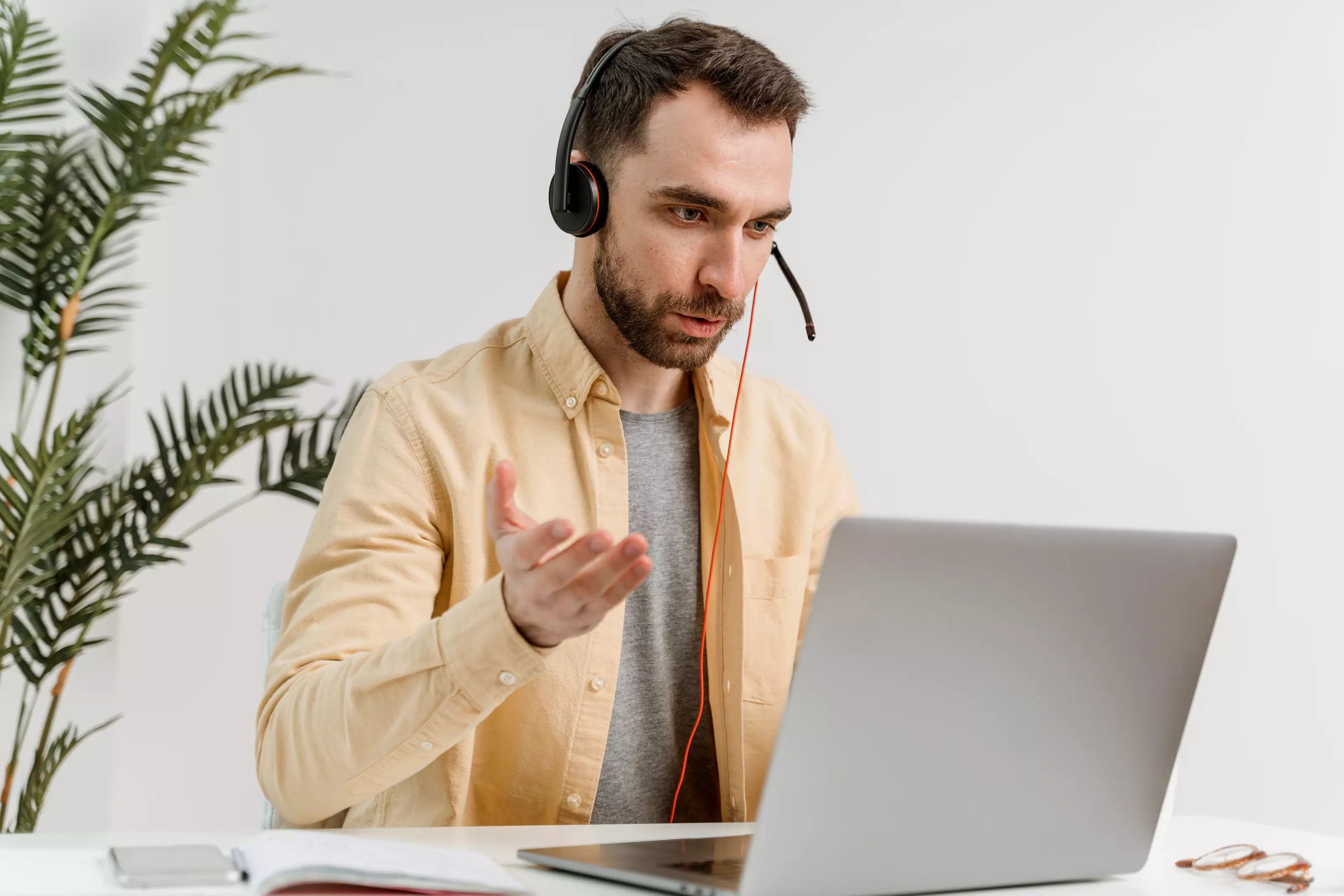homme-casque-ayant-appel-video-ordinateur-portable_101
