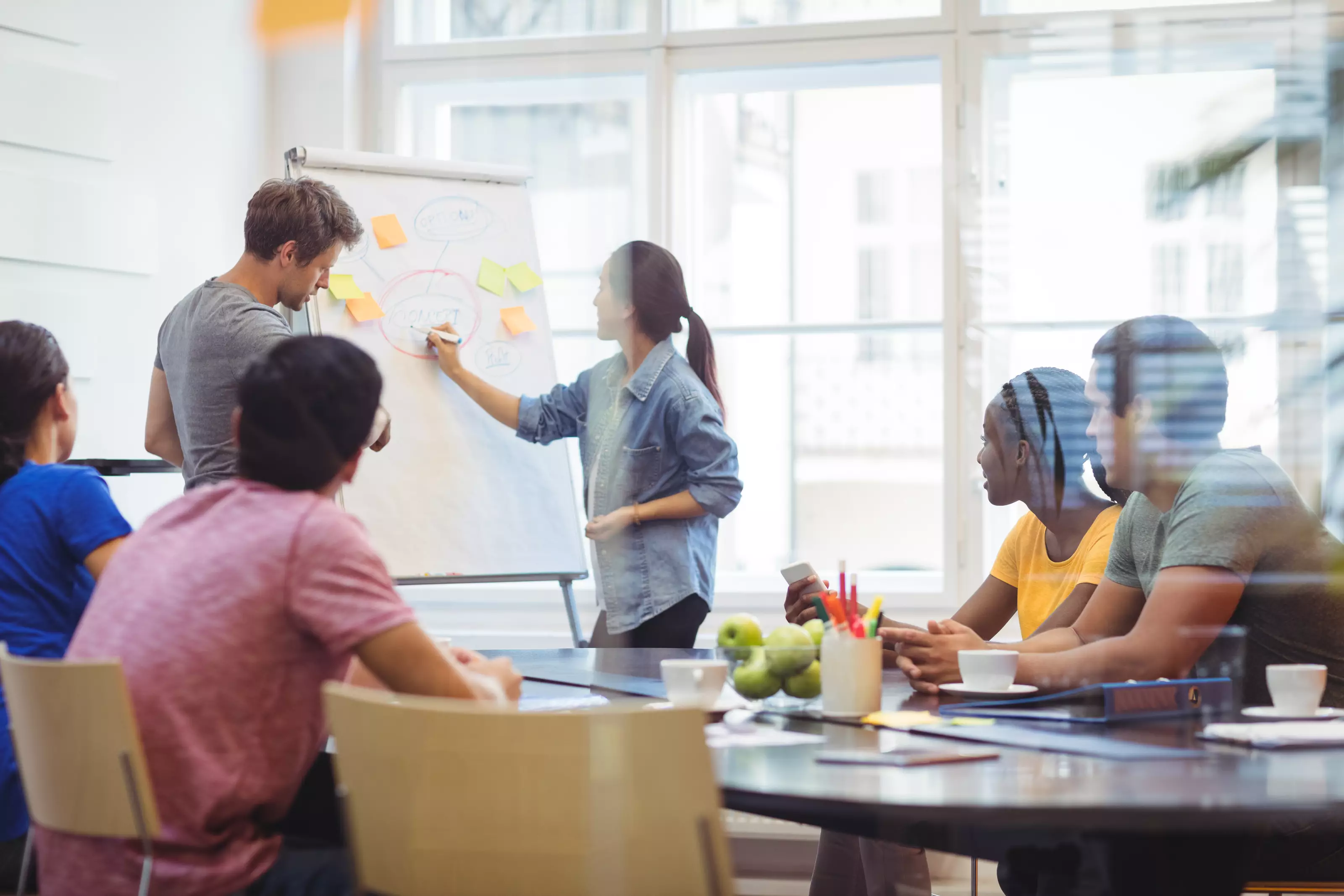 dirigeants-entreprises-discuter-leurs-collegues-whiteboa_235