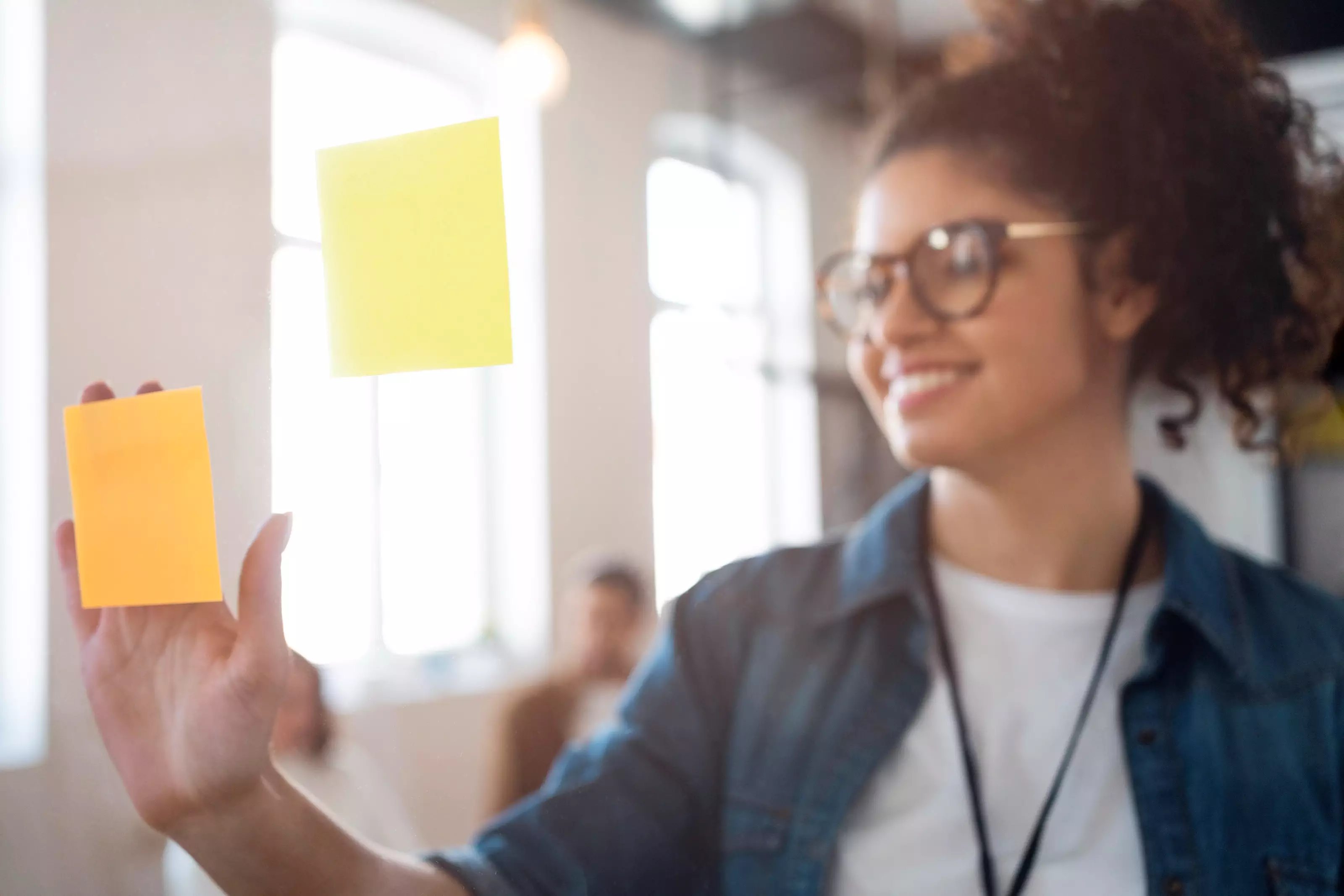 medium-shot-smiley-business-woman-with-post-its_79